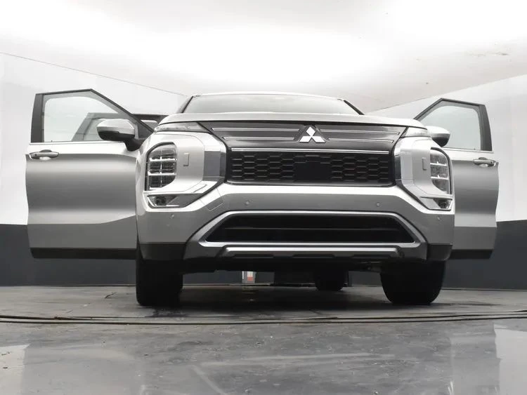 2025 Mitsubishi Outlander - Image 11 of 12