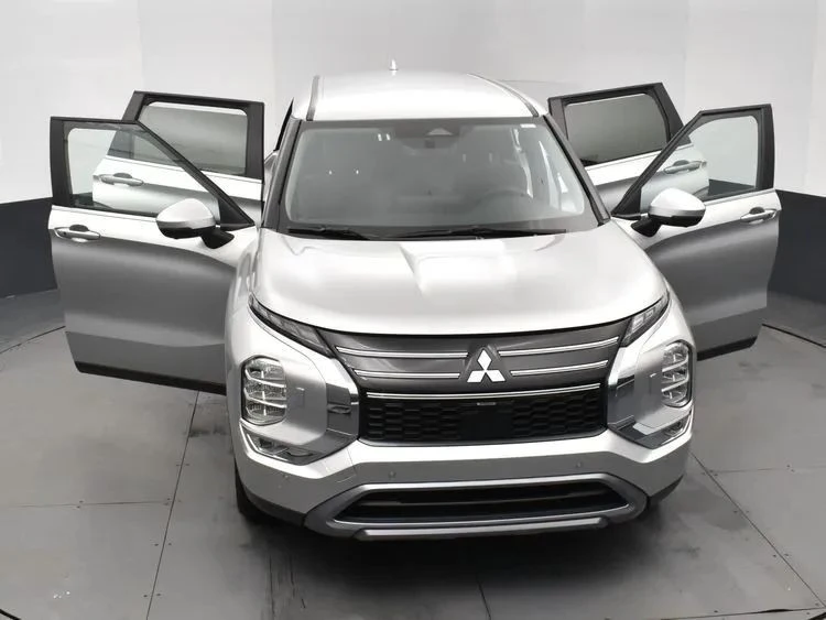 2025 Mitsubishi Outlander - Image 10 of 12