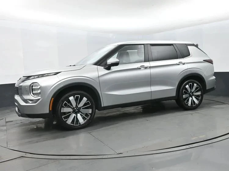 2025 Mitsubishi Outlander - Image 5 of 12