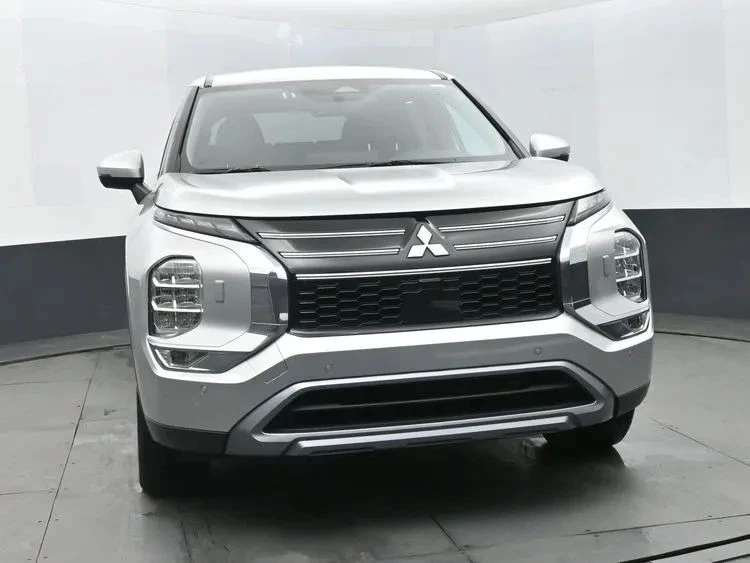 2025 Mitsubishi Outlander - Image 3 of 12