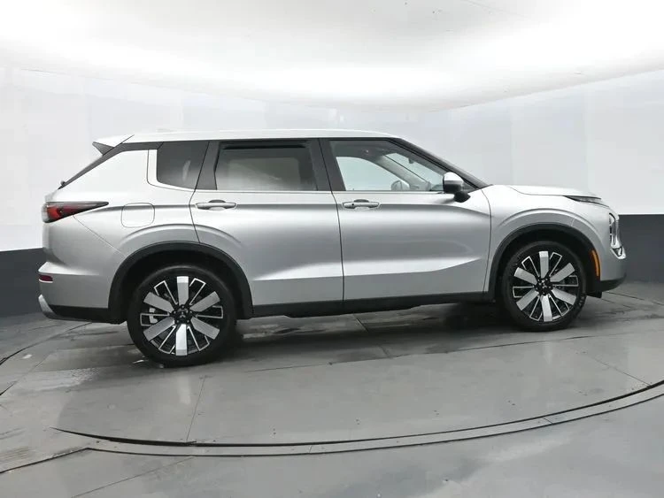 2025 Mitsubishi Outlander - Image 4 of 12
