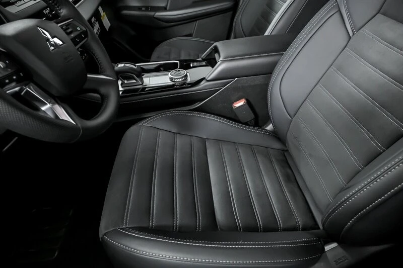 2025 Mitsubishi Outlander - Image 13 of 21