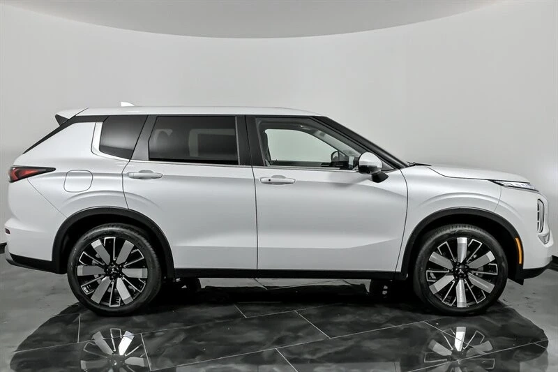 2025 Mitsubishi Outlander - Image 10 of 21