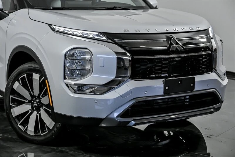 2025 Mitsubishi Outlander - Image 2 of 21