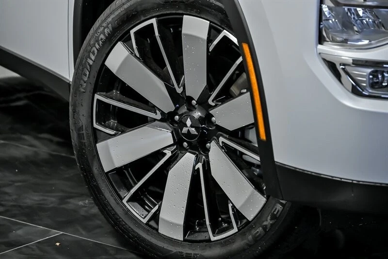 2025 Mitsubishi Outlander - Image 3 of 21