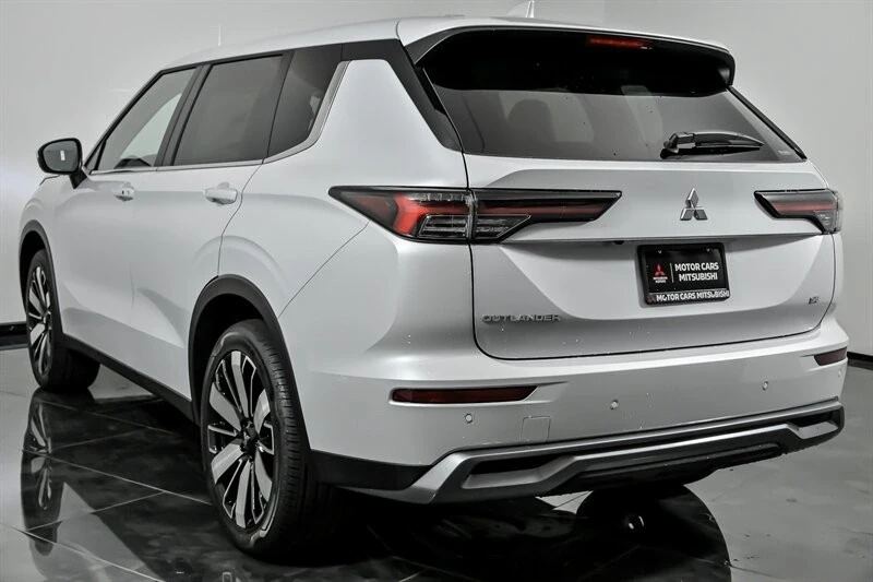 2025 Mitsubishi Outlander - Image 7 of 21