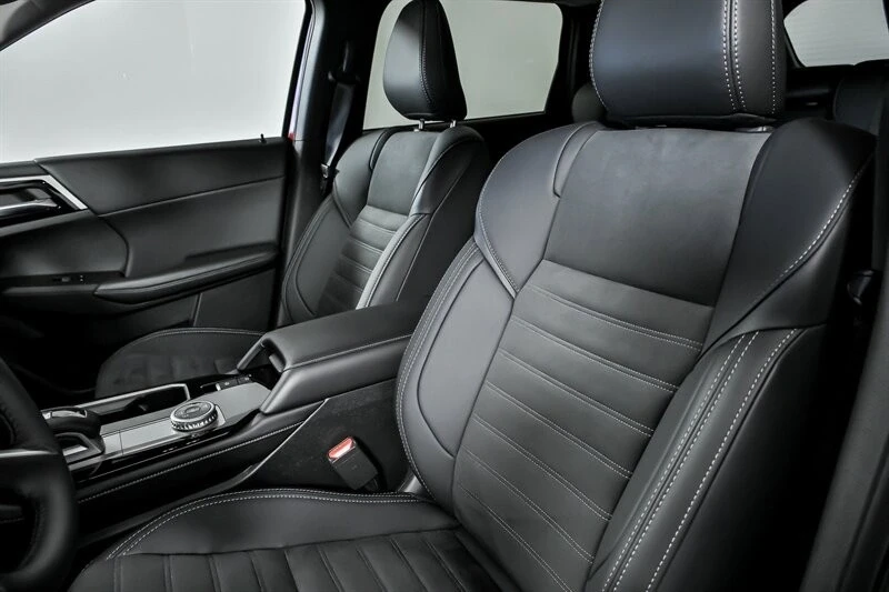 2025 Mitsubishi Outlander - Image 14 of 21