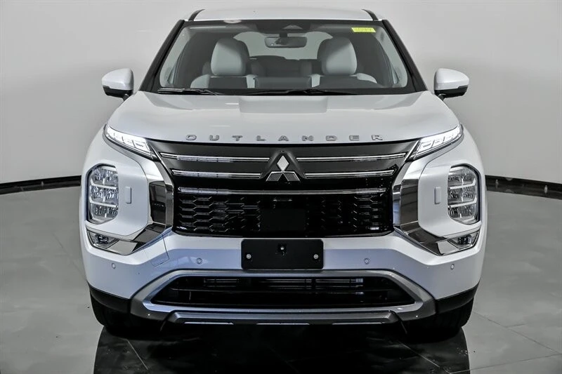 2025 Mitsubishi Outlander - Image 4 of 21