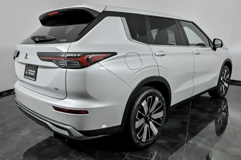 2025 Mitsubishi Outlander - Image 9 of 21