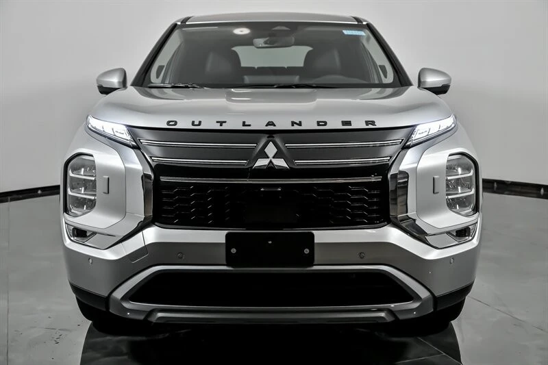2025 Mitsubishi Outlander - Image 4 of 21
