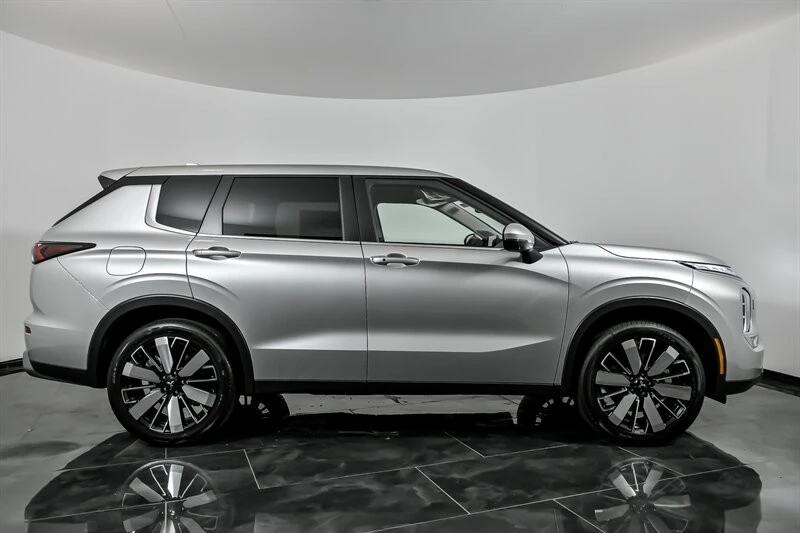 2025 Mitsubishi Outlander - Image 9 of 21