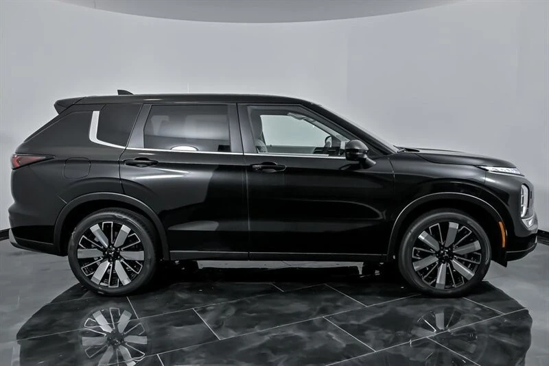 2025 Mitsubishi Outlander - Image 9 of 21
