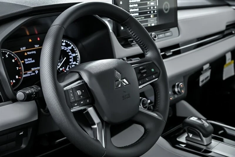 2025 Mitsubishi Outlander - Image 16 of 21