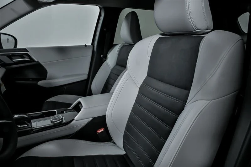 2025 Mitsubishi Outlander - Image 14 of 21