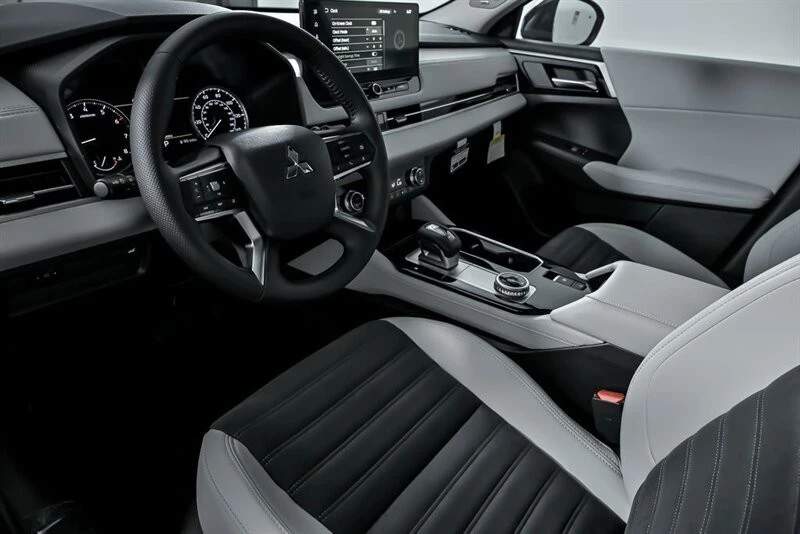 2025 Mitsubishi Outlander - Image 12 of 21