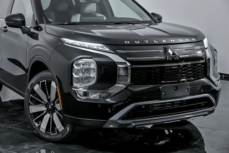 2025 Mitsubishi Outlander - Image 2 of 21