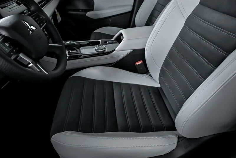 2025 Mitsubishi Outlander - Image 13 of 21