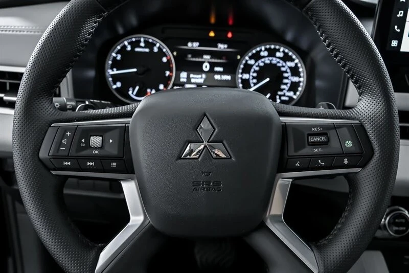 2025 Mitsubishi Outlander - Image 18 of 21