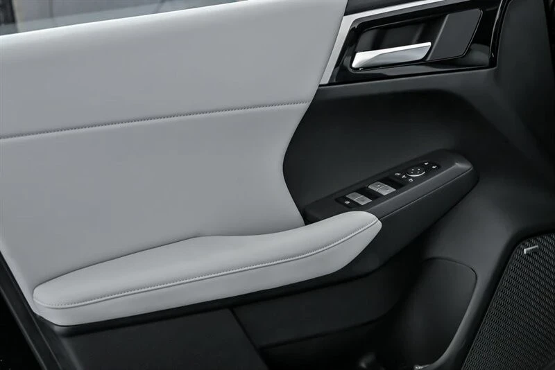 2025 Mitsubishi Outlander - Image 11 of 21