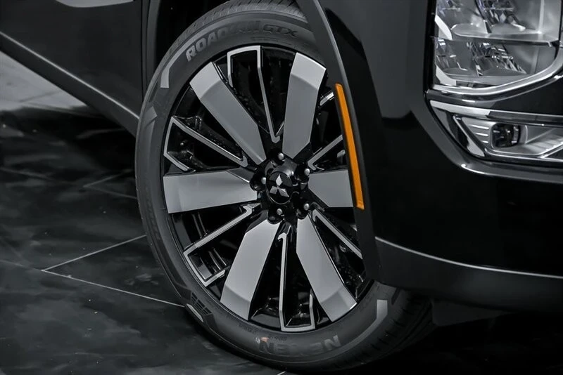 2025 Mitsubishi Outlander - Image 3 of 21