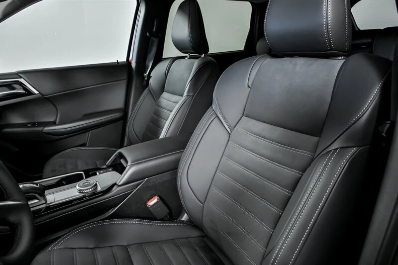 2025 Mitsubishi Outlander - Image 13 of 24
