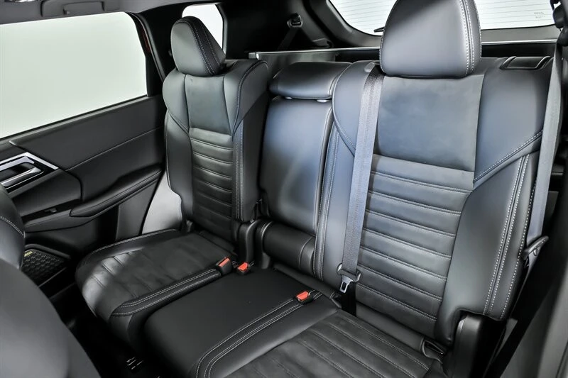 2025 Mitsubishi Outlander - Image 15 of 24