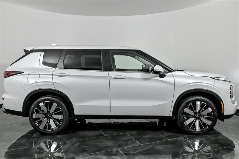 2025 Mitsubishi Outlander - Image 10 of 21