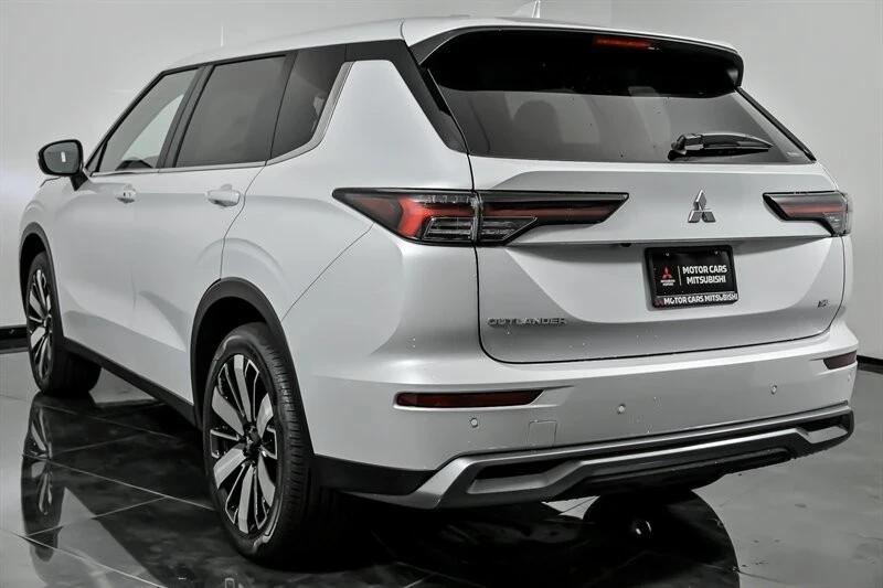 2025 Mitsubishi Outlander - Image 7 of 21