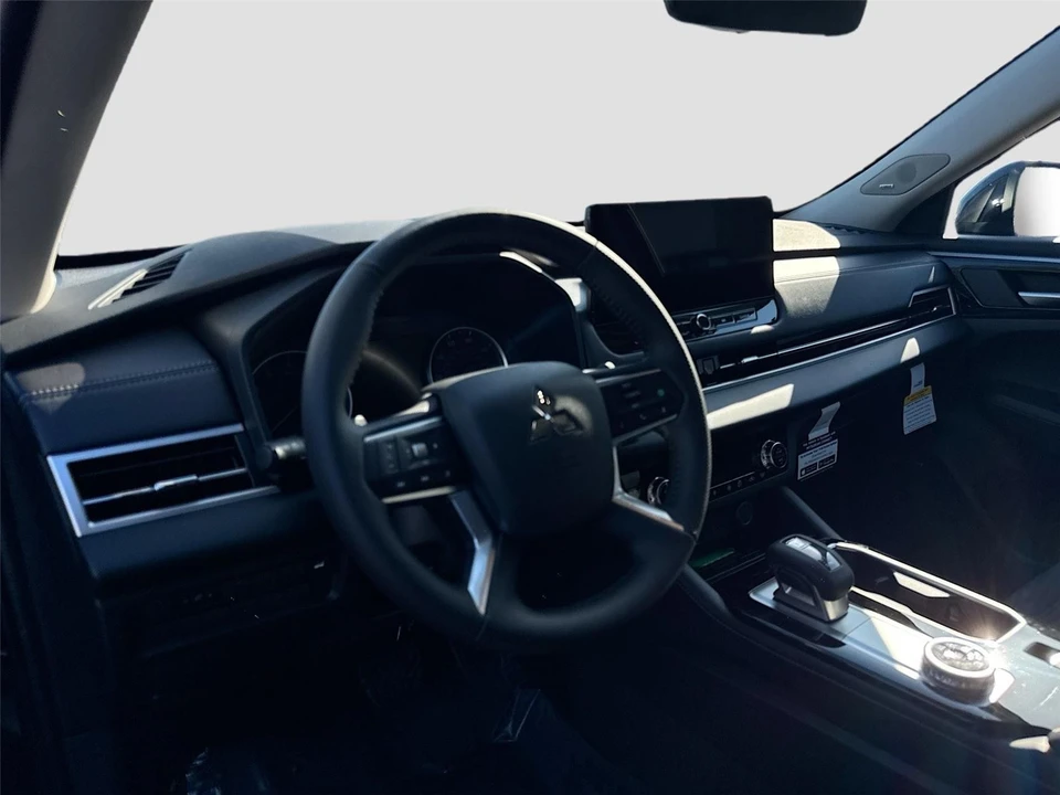 2025 Mitsubishi Outlander - Image 9 of 21