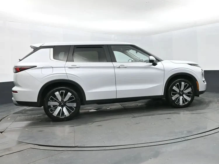 2025 Mitsubishi Outlander - Image 4 of 12