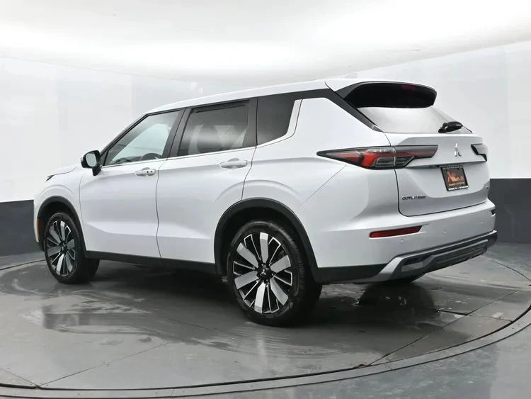 2025 Mitsubishi Outlander - Image 9 of 12