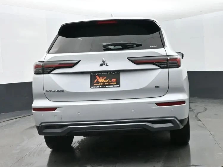 2025 Mitsubishi Outlander - Image 8 of 12