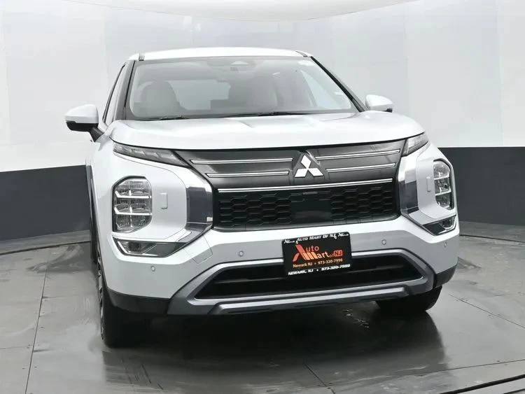 2025 Mitsubishi Outlander - Image 3 of 12