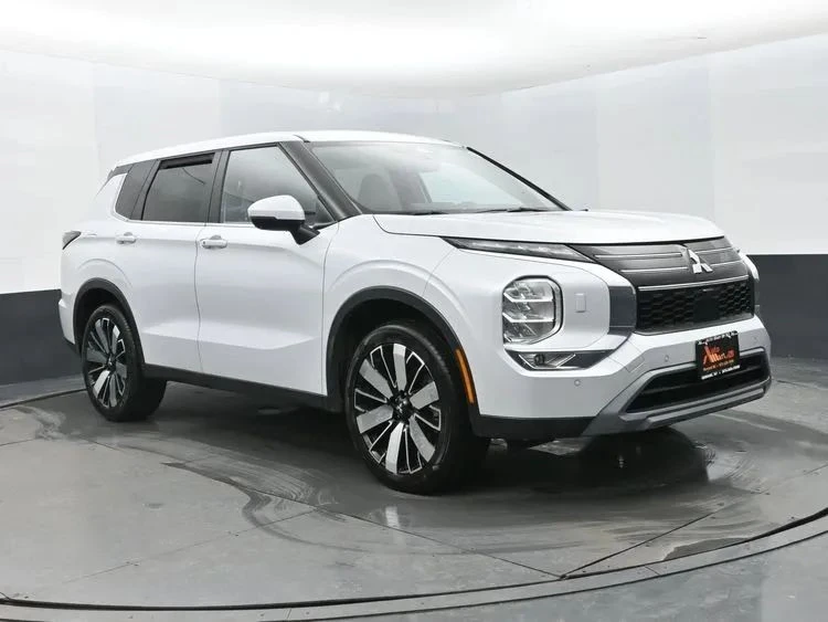 2025 Mitsubishi Outlander - Image 2 of 12