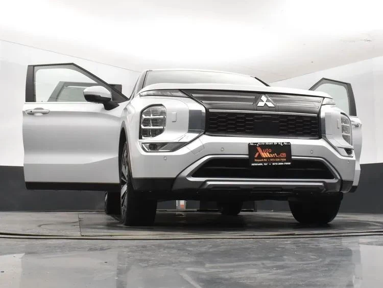 2025 Mitsubishi Outlander - Image 11 of 12