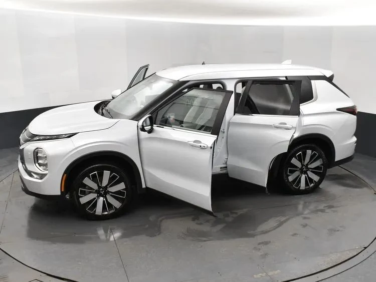 2025 Mitsubishi Outlander - Image 7 of 12