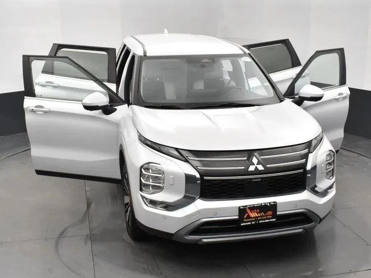 2025 Mitsubishi Outlander - Image 10 of 12