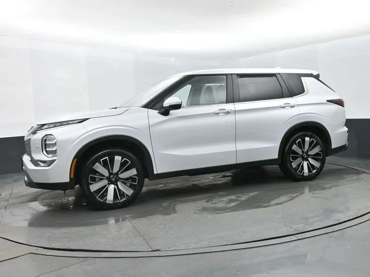 2025 Mitsubishi Outlander - Image 5 of 12