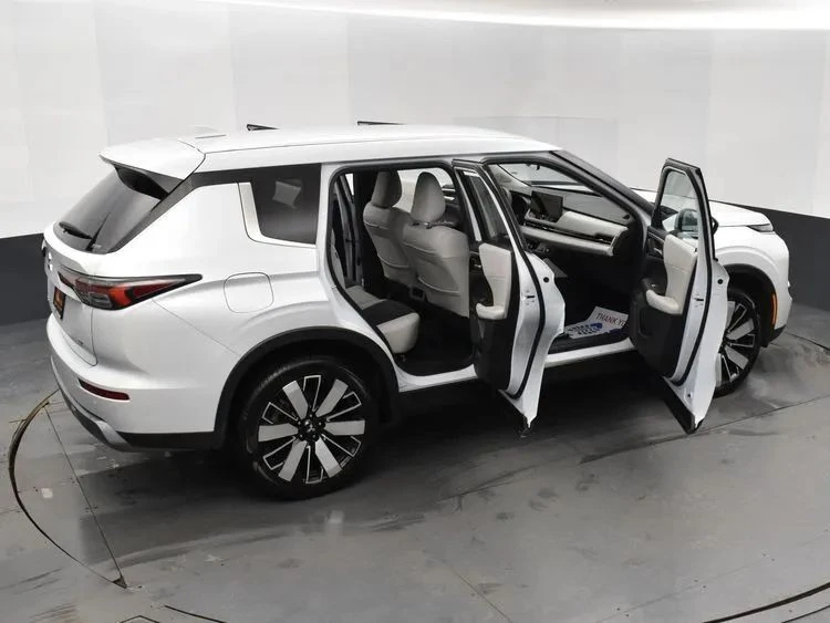 2025 Mitsubishi Outlander - Image 6 of 12