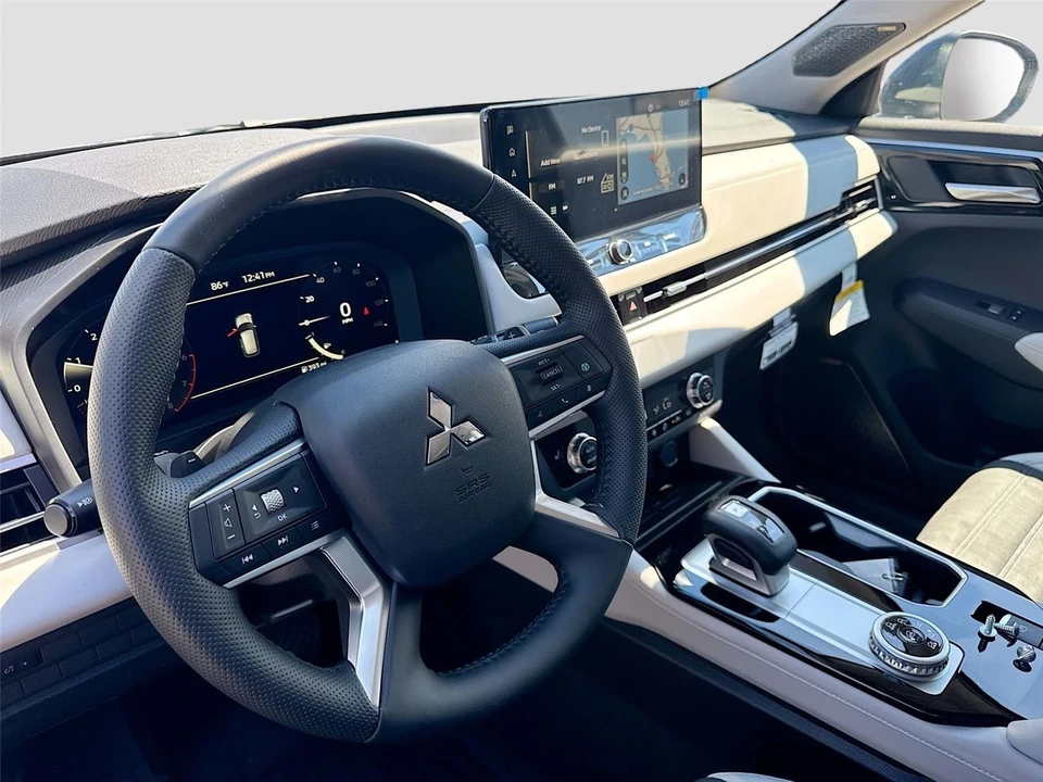 2025 Mitsubishi Outlander - Image 9 of 21