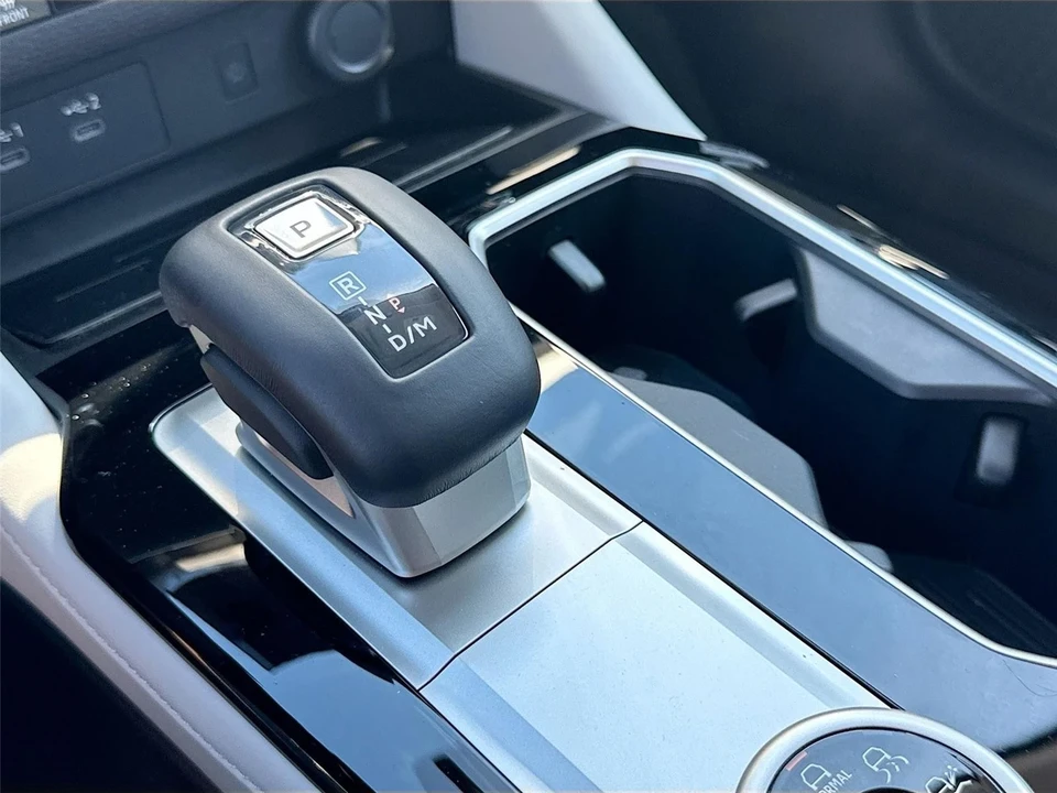 2025 Mitsubishi Outlander - Image 17 of 21