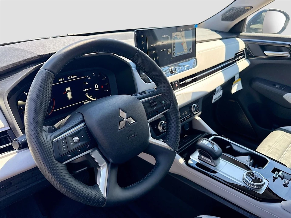 2025 Mitsubishi Outlander - Image 9 of 21