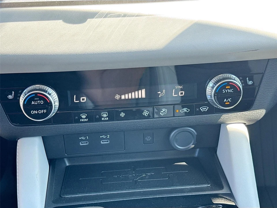 2025 Mitsubishi Outlander - Image 16 of 21