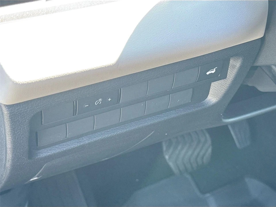 2025 Mitsubishi Outlander - Image 10 of 21