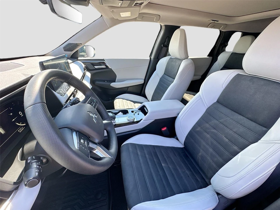 2025 Mitsubishi Outlander - Image 21 of 21