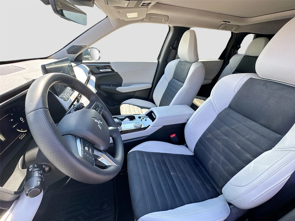 2025 Mitsubishi Outlander - Image 21 of 21