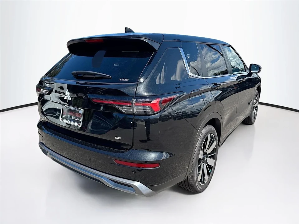2025 Mitsubishi Outlander - Image 7 of 21