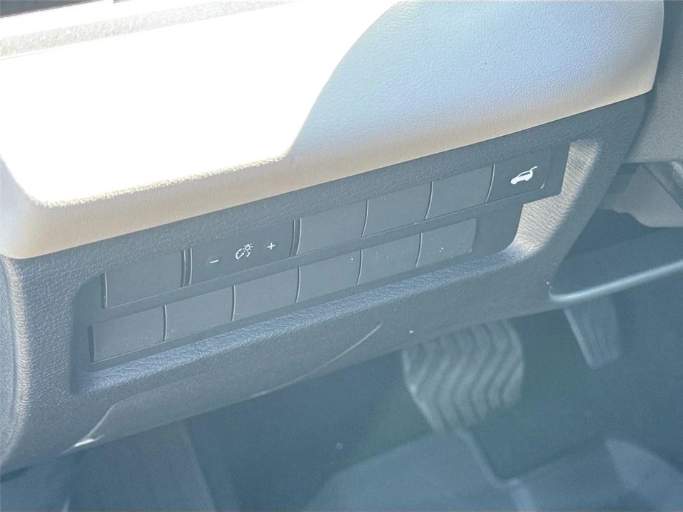 2025 Mitsubishi Outlander - Image 10 of 21