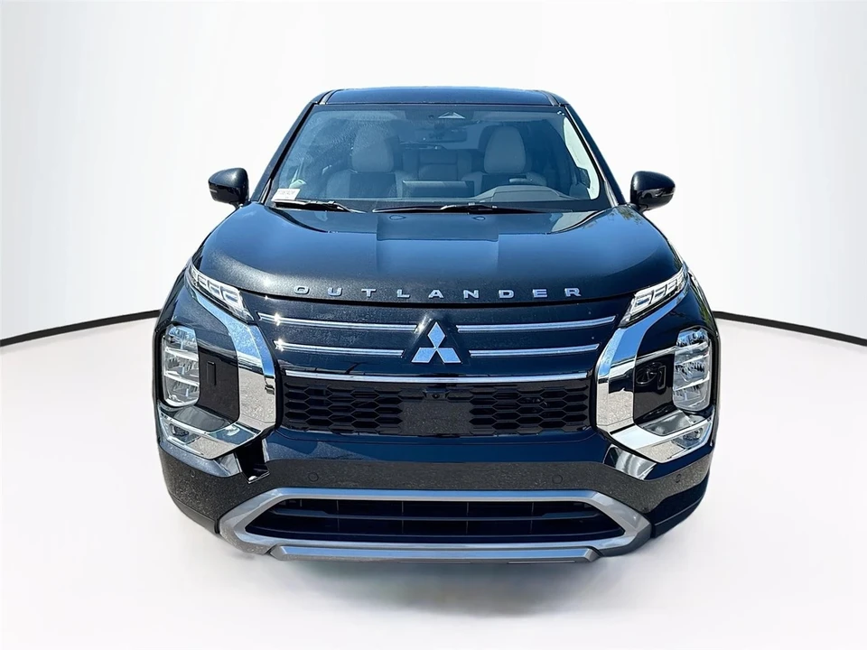 2025 Mitsubishi Outlander - Image 2 of 21