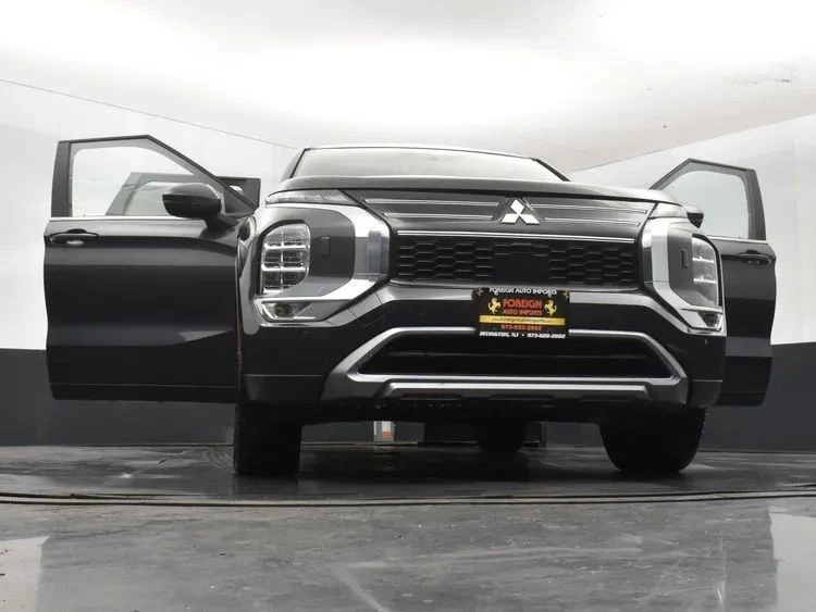 2025 Mitsubishi Outlander - Image 11 of 12